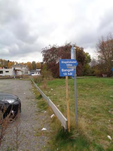 Parkeringen är såpass stor att anpassade parkeringsplatser inte behövs. Men, underlaget är gropigt och behöver fixas till. Jämna till och lägg på stenmjöl (krossat berg kornstorlek 0-4 mm).