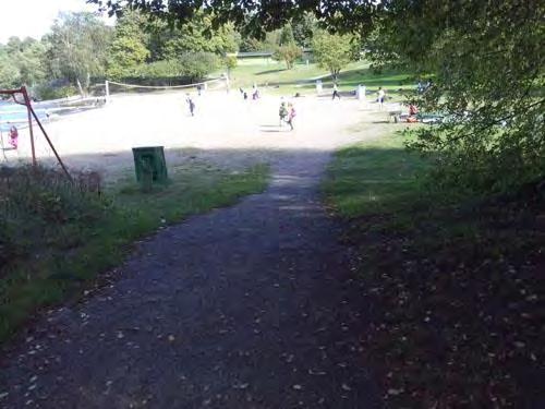 På vissa ställen lutar stigen även i sidled, 5-6 grader. Bild 16: Brant början av sträckan från Sjövillan mot Slagstabadet. Det finns fem bänkar längs sträckan som alla är fina.