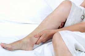 RLS Restless Legs Syndrome WED Willis Ekbom Disease 1. Behov av att röra på en eller flera extremiteter på grund av spontant uppkommen obehagskänsla i aktuell extremitet/er. 2.