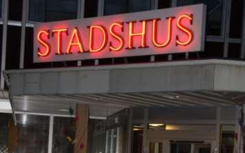 11 (39) Neonskyltar, diodskyltar, fiberoptik, och liknande skyltar Neonrör är en vacker lösning som ofta är lätt att anpassa till byggnaden.