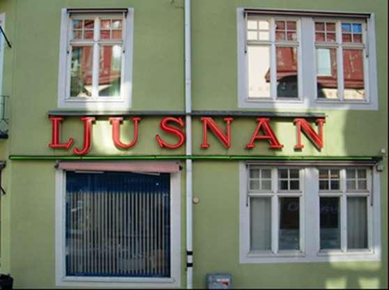 I den tidiga ljusreklamen gjordes de flesta skyltar i neonrör. Neonrören kan formas på ett fritt sätt för att anpassas exakt till fasaden.