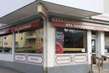 12 (39) Markiser Markiser ska vara av tyg och vara väl anpassade till byggnaden och det enskilda fönstret. Hellre en markis per fönster än en lång över flera fönster.