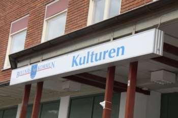 Markisens storlek ska anpassas till omgivande miljö. Skyltlådor Med skyltlådor (ljuslådor) menas skyltar i form av lådor som har invändig belysning och som är monterade mot fasad.