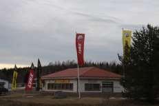 Flaggor i allmänhet är inte bygglovspliktiga, men rådgör med samhällbyggnadskontoret eftersom Miljö- och byggnämnden kan förelägga om borttagning om de inte passar in i miljön.