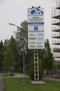 Större fristående skyltar, högre än 5 meter, kräver beslut i Bygg- och miljönämnden. De ska anpassas till omgivningens silhuett och är inte lämpliga i centrumlägen.