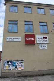 I undantagsfall kan skylten placeras högre upp på fasaden, men detta alternativ kräver stor hänsyn till byggnadens utformning