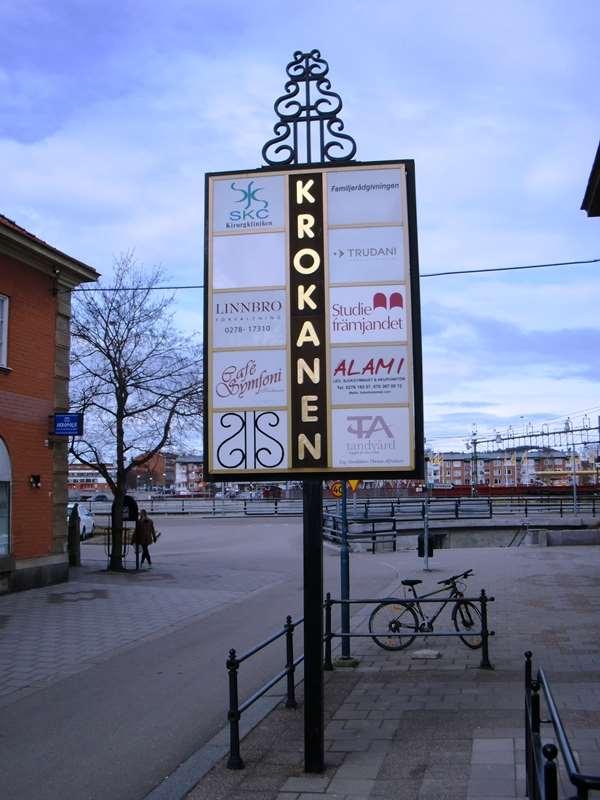 7 (39) Samordnade skyltar Större och enstaka byggnader som inrymmer ett flertal verksamheter kan och bör samordna sin skyltning.