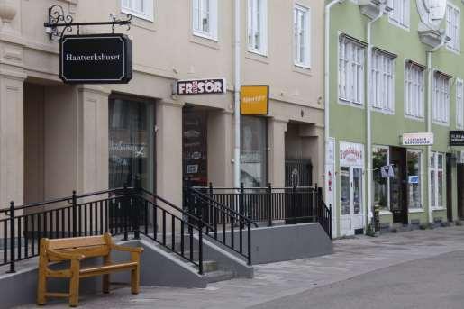 Uthängande skylt Liten skylt som ger stor effekt. Traditionell skylt i stadsmiljön.