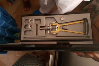 Schiötz tonometer. Avsaknad av el och vatten var också ett stort problem. Ofta fick man operera/behandla patienten med hjälp av ljuset från mobiltelefonen när elen ej fungerade eller inte fanns.