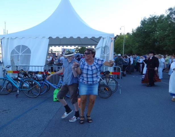 Dansglädje Bilden med Anton och Lena är tagen på Europeaden när det sattes rekord i antal personer som dansade Humppaa samtidigt. Birgitta Jönsson Nationaldagen ur mammas synvinkel.