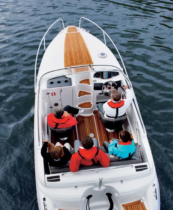Finnmaster 57 DC är en sportig och fartfylld campingbåt med plats för två vuxna och ett barn att övernatta vid