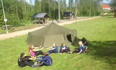 Dagen fortsatte med X-camp bestående av fem deltävlingar fördelade under lägrets tre dagar. På kvällen var Glada deltagare från lägret: Alma, Signe och Elsa det nattorientering.