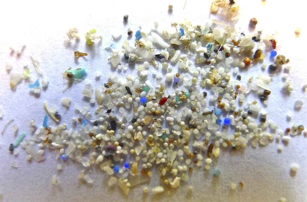 Mikroplaster Mikroplaster är små plastbitar som är från mikroskopiskt små upp till 5 mm stora. Det finns inga organismer som kan bryta ner plasten så den försvinner inte.