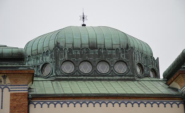 Malmö synagoga från utsidan På takkupan syns davidsstjärnan.