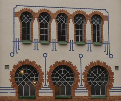 På två av Malmö synagogas ytterväggar finns åtta fönster.