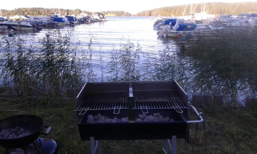 Endast en båtplats per medlem/fastighet är tillåtet. Om utrymme i hamnen medger kan dock medlem efter ansökan få disponera ytterligare en (1) plats.