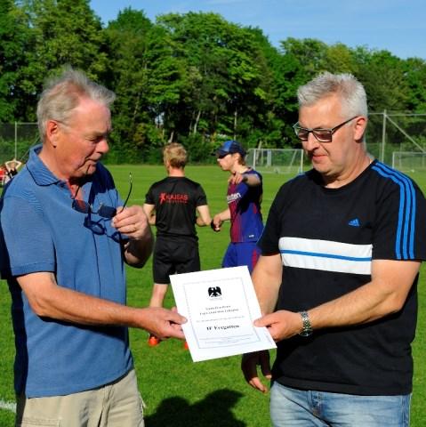 1 km berättade Tomas Täng som är kassör i föreningen. Lillemor Gustavsson som innehar rollen som sekreterare fanns också på plats.
