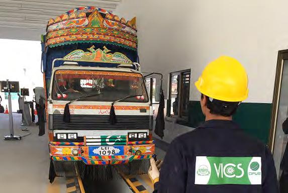 VEHICLE INSPECTION Vid våra nybyggda stationer i Punjab i Pakistan besiktigas alla fordon i kollektivtrafik, inklusive taxi, lastbilar och kommersiella fordon.