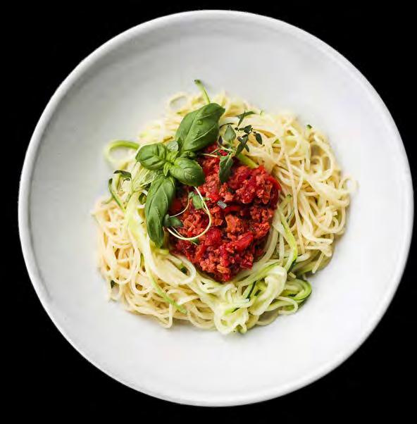 Lägg ett lage pasta i fomen och täck med Peasefäs, skivade tomate, basilika, oegano, aubegine och spenat. Stö öve pamesanost och mozzaella. Vava lage av pasta, gönsake och ost.