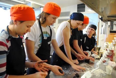HÅLLBAR MAT I HEMUNSAPEN Hemkunskapen har en central roll i att öka kunskapen om matens påverkan på miljön och klimatet hos våra ungdomar.