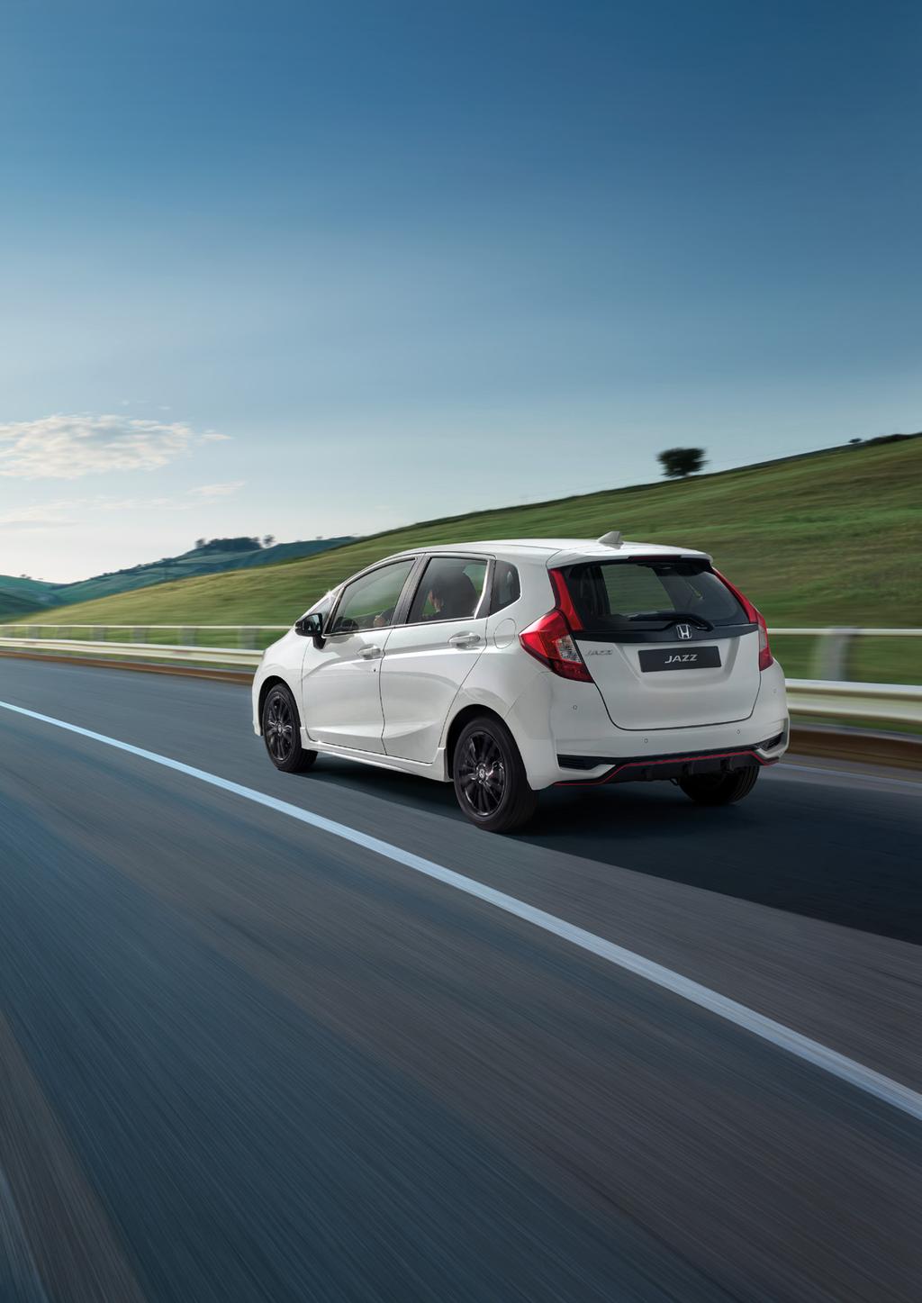 Nya Jazz Dynamic Ny kraftfull och effektiv 1,5 liters i-vtec bensinmotor, 130 hk, sportig exteriör design med bland annat sidokjolar och 16" aluminiumfälgar. Avancerade säkerhetsfunktioner.