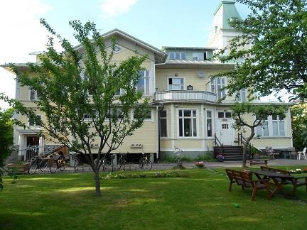 1. Sällskapet Länkarna Välkomna till Vårt hus Älvgatan 21 B 652 25 Karlstad 054-217091 Hemsida www.länkarnakarlstad.se Målgrupp; missbruk /beroende (vuxna och krav på nykterhet) Öppettider; 9.30 19.