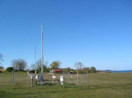 Samlokaliserad med SMHIs väderstation Skillinge. Ca 3 m från stranden och 1 m ö h. Belägen mitt på ett stort öppet fält. Stjärneholm. Belägen i ett vidsträckt flackt jordbrukslandskap, 45 m.ö.h. och 12 km från kusten.