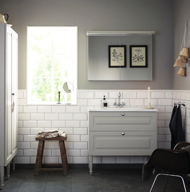 Free Här har vi använt vår lucka Classic i kulör för att göra ett klassiskt och tidlöst varmgrått badrum på ett modernt och spännande sätt.
