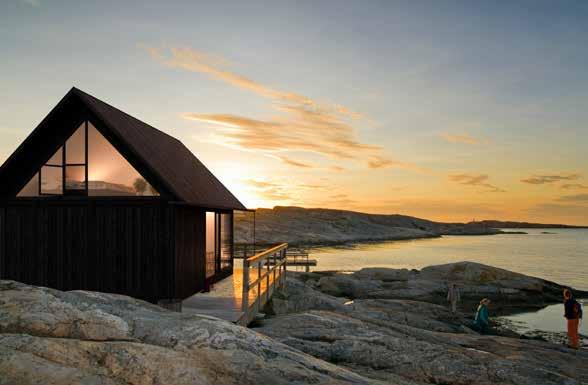De påkostade glaspartierna från golv till tak och uteplats erna på alla sidor gör att du befinner dig i naturen även när du är inomhus. Ställ upp de breda skjutdörrarna och låt mildvädret komma in!