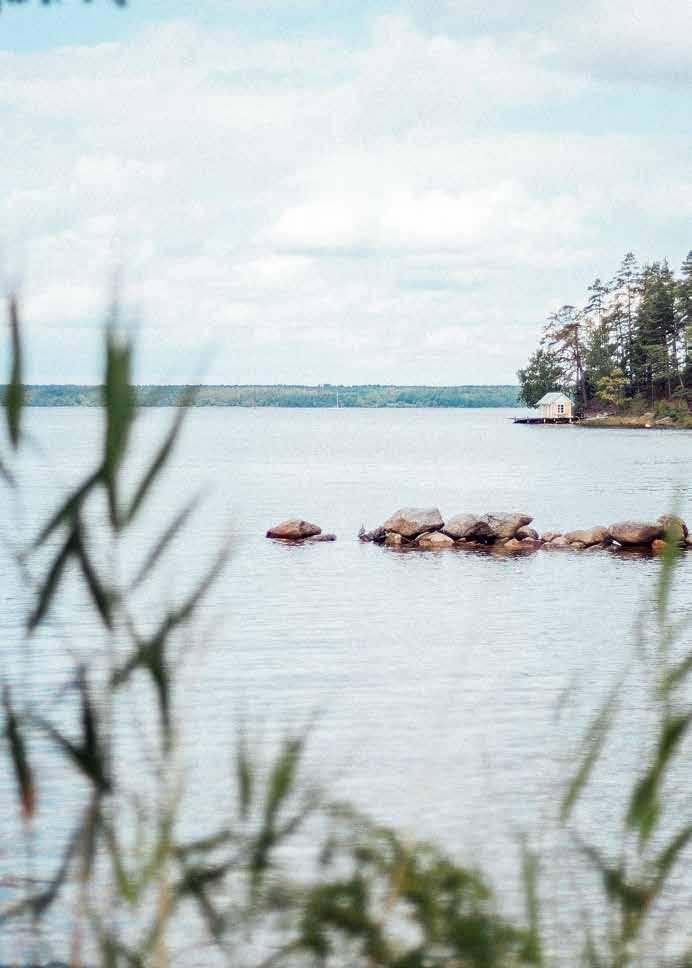 Promenera till badplatsen och njut av skärgården. BOSTÄDERNA I Lampaffären möter nyskapande skandinavisk arkitektur Stockholms skärgård.