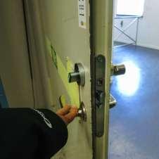 Vrid låset till höger eller vänster beroende på