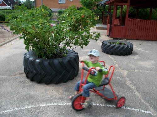 Nu cyklar vi lagom fort runt våra fina däck på vår gård. Mål 2: Att vidga barnens kunskap om frukt och grönsaker. Vi har pratat om veckans frukt/grönsak vid minst 2 tillfällen per vecka.