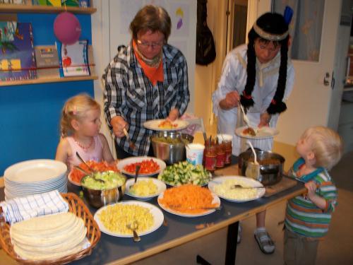 Maskerad med Taco och alla grönsaker vi lärt känna. Mål 3: Att barnen skapar en förståelse för vikten till avslappning.