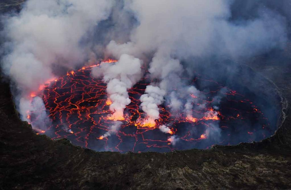 Vid vulkanutbrott kan enorma mängder aerosoler (sotpartiklar) förmörka himlen i flera år och hindra en del av solinstrålningen mot jorden. Då blir det kallare.