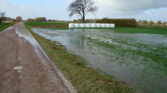 Vattnet hade också flödat över vägen Stensro Omsed.