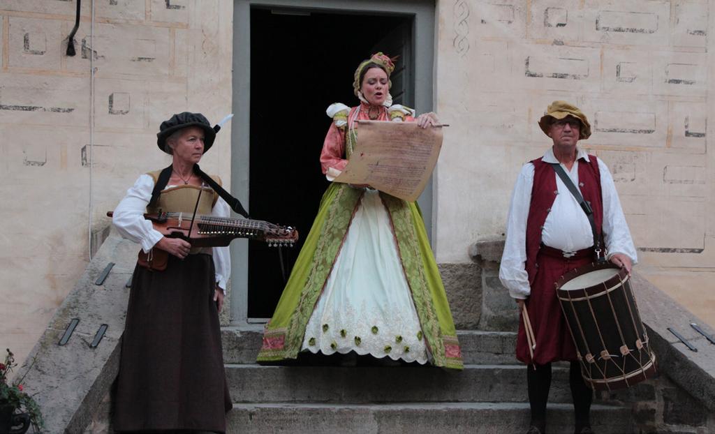 Ståthållaren på Kalmar slott hälsade sällskapet välkommen till det kungliga bordet. och serveringspersonal i tidstypisk klädsel.