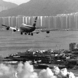 Lär dig flyga skärm Bilderna från gamla flygplatsen Kai Tak i Hong Kong visar hur de kraftiga vingspetsvirvlarna från en landande 747:a sätter röken från en brand under inflygningen i dramatisk