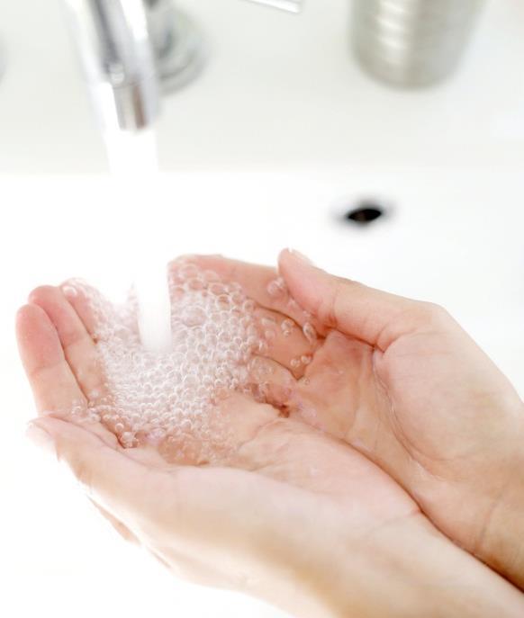 Handtvätt Blöt händerna med ljummet vatten Tvåla in med flytande tvål