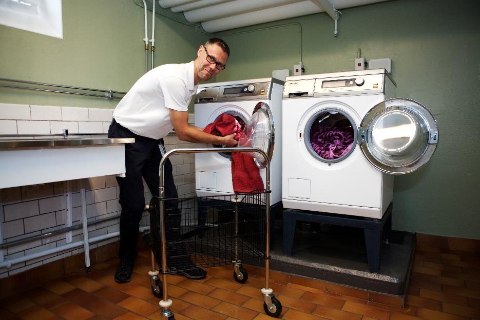 MKB:s kunder i Nydala först ut i världen att tvätta i kallvatten utan tvättmedel 72 hushåll DIRO installerades ihop med Mielemaskiner i den ena av de två tvättstugor som kunderna
