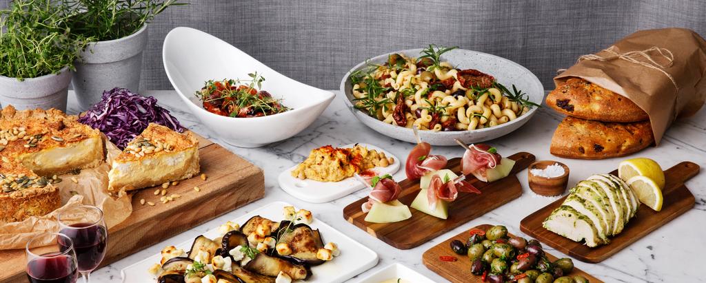 Studentbuffé Lilla studentbuffén Stora studentbuffén Säsongssallad med citronverbena-vinägrett Pastasallad tricolore med semitorkad tomat, rödlök och fetaost Friterad svensk kycklingfilé med