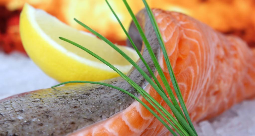 Grillbuffé Tillbehör Sås Detta ingår Caesardressad grönsallad med tomat, rödlök och gurka Melonsallad med fetaost, mynta och lime Uppvispat smör med vårt hembakta surdegsbröd Välj två såser Tzatziki
