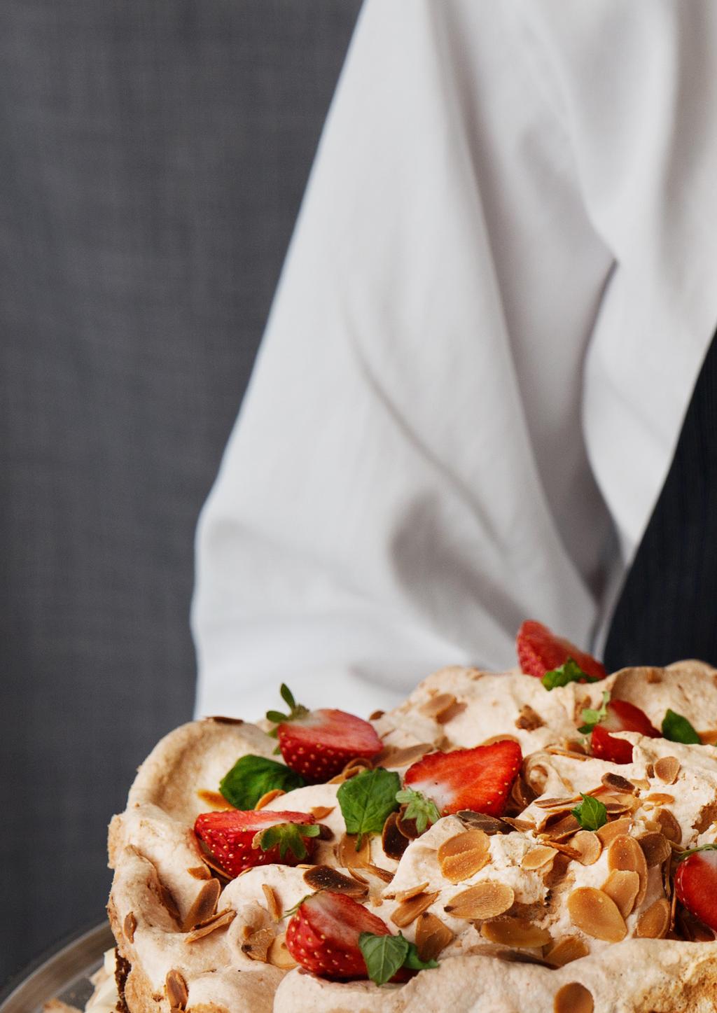Fika Smörgåsar Helfralla Ost, Skinka, Ost och skinka Välj surdegsbröd eller grov frölimpa Prästost och rödlöksmarmelad Lufttorkad skinka, brie och basilikaolja Kallrökt lax med grönärtscrème Getost