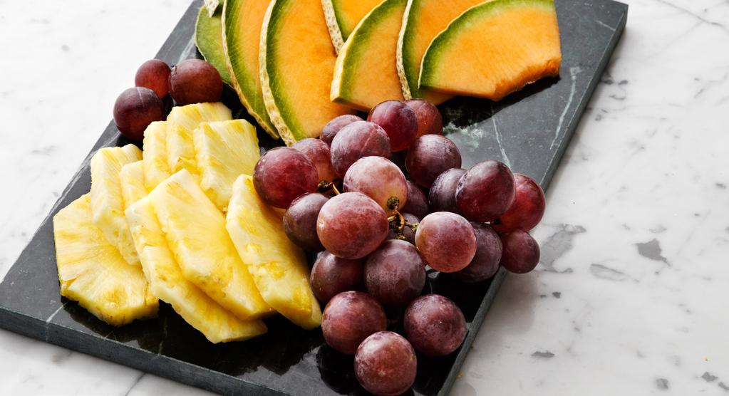 Tilltugg Snittar Rökt lax med äpple och fänkålsslaw på mörkt fröbröd Getostcréme med honung, valnötter och hyvlad rödbeta på surdegsknäcke Soltorkad tomat med fetaost och basilika på surdegstoast