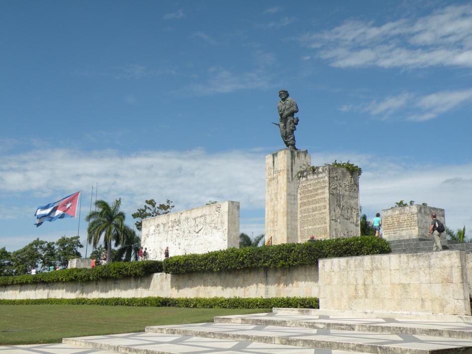 fördes hans kvarlevor till Kuba, och man uppförde hans mausoleum i Santa Clara eftersom det var just här han stod som segrare under revolutionens sista slag 31 december 1958 Vi äter lunch i Santa