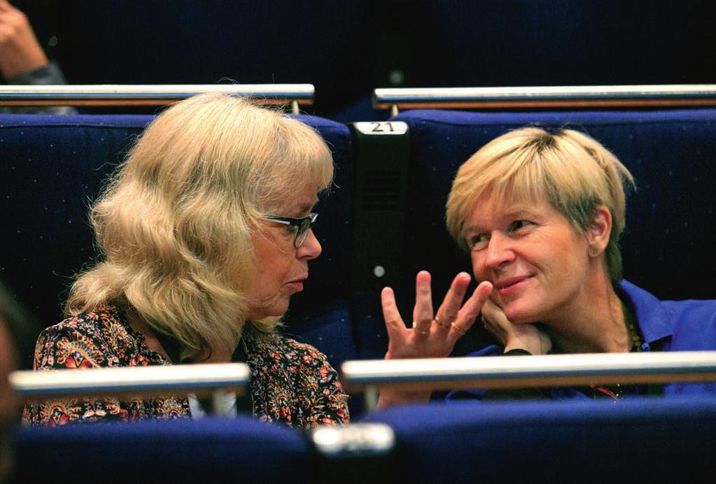 Intensiva diskussioner på läktarplats.