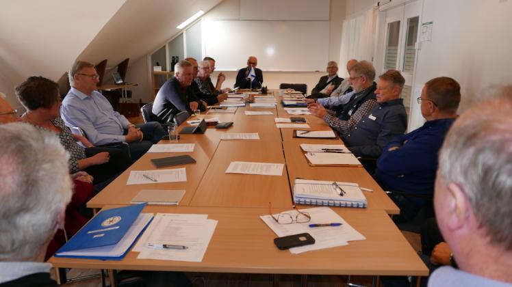 Programmet för helgen presenterades och ordet överlämnades sedan till Vänerkretsens ordförande Eie Bengtsson som berättade om kretsens organisation, båtklubbarna kring Vänern, seglings- och