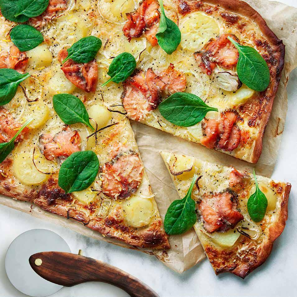 LAX- OCH POTATISPIZZA med råkostsallad Ca 30 min Pizza 300 gram potatis ½ gul lök färdig pizzadeg dl matyoghurt 00 gram riven ost 50 gram kallrökt lax ½ förp spenat Rivet skal av ½ citron