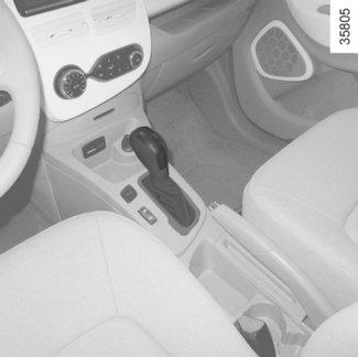 VÄXELSPAK (1/2) 1 Växelväljarspaken får inte placeras i läge D eller R om bilen inte står stilla, med foten på bromsen och gaspedalen uppsläppt.
