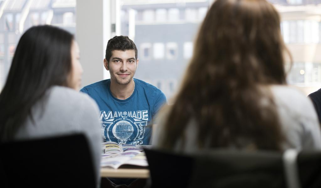 SAMHÄLLSVETENSKAP OCH HUMANIORA Historia // Psykologi SAMHÄLLSVETENSKAP OCH HUMANIORA HISTORIA 1b KURSKOD: HISHIS01b Denna kurs bygger vidare på grundskolans studier i historia.