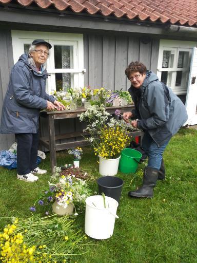 Inför midsommar Hej alla Grönahögsbladsläsare! Vid sommarens midsommarfirande vid stugorna tänkte vi ha en liten utställning som vi brukar. Årets tema är bröllop.